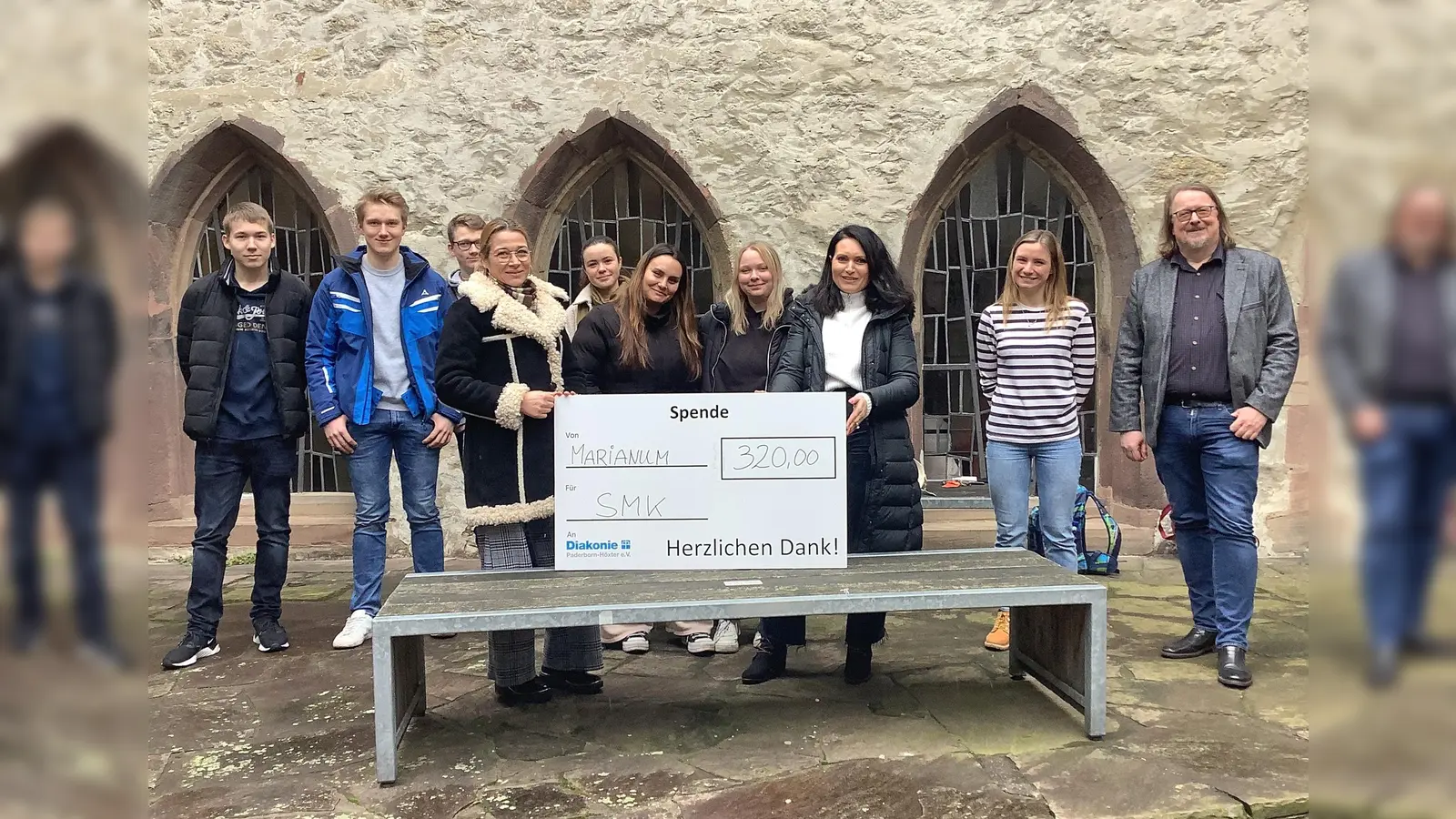 Freuen sich über den Erfolg der Spendenaktion (v.l.) Jonas Brenke, Matti Albrecht, Friedrich Becker, Astrid Schäfers (Diakonie), Greta Lingott, Finja Knobel, Annika Lippert, Laureta Cabra (Diakonie) sowie die Lehrerin Julia Wiedmann und Schulleiter Frank Scholle.<br> (Foto: Diakonie Warburg)