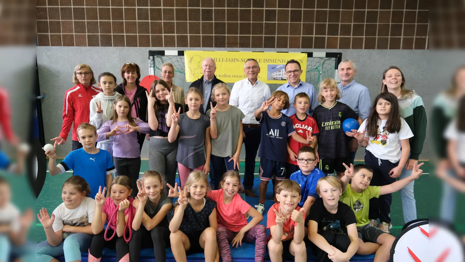 Freuen sich mit der Klasse 3c auf den Bewegungscheck: Sportkreisreferentin Heike Sokoll, Schulsportfachreferentin Ute Pilger, Schulleiterin Heike Schneider, Sportkreisvorsitzender Roland Tölle, Landrat Andreas Siebert, Bürgermeister Lars Obermann, Fachbereichsleiter Uwe Koch und Klassenlehrerin Anna-Lisa Berger. (hintere Reihe von links)  (Foto: Landkreis Kassel)