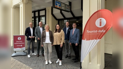 Die Tourist-Info ist nun bei der Volksbank eG. Zu erreichen: v.l. nach rechts: Birger Kriwet Vorstand Vereinigte Volksbank eG, Michael Brenke, Geschäftsstellenleiter Volksbank eG, Raphaela Jacobi und Kathrin Eikenberg, Mitarbeiter der Tourist-Information, Touristker Lucas Lambracht, Bürgermeister Tobias Scherf. (Foto: Stadt Warburg)