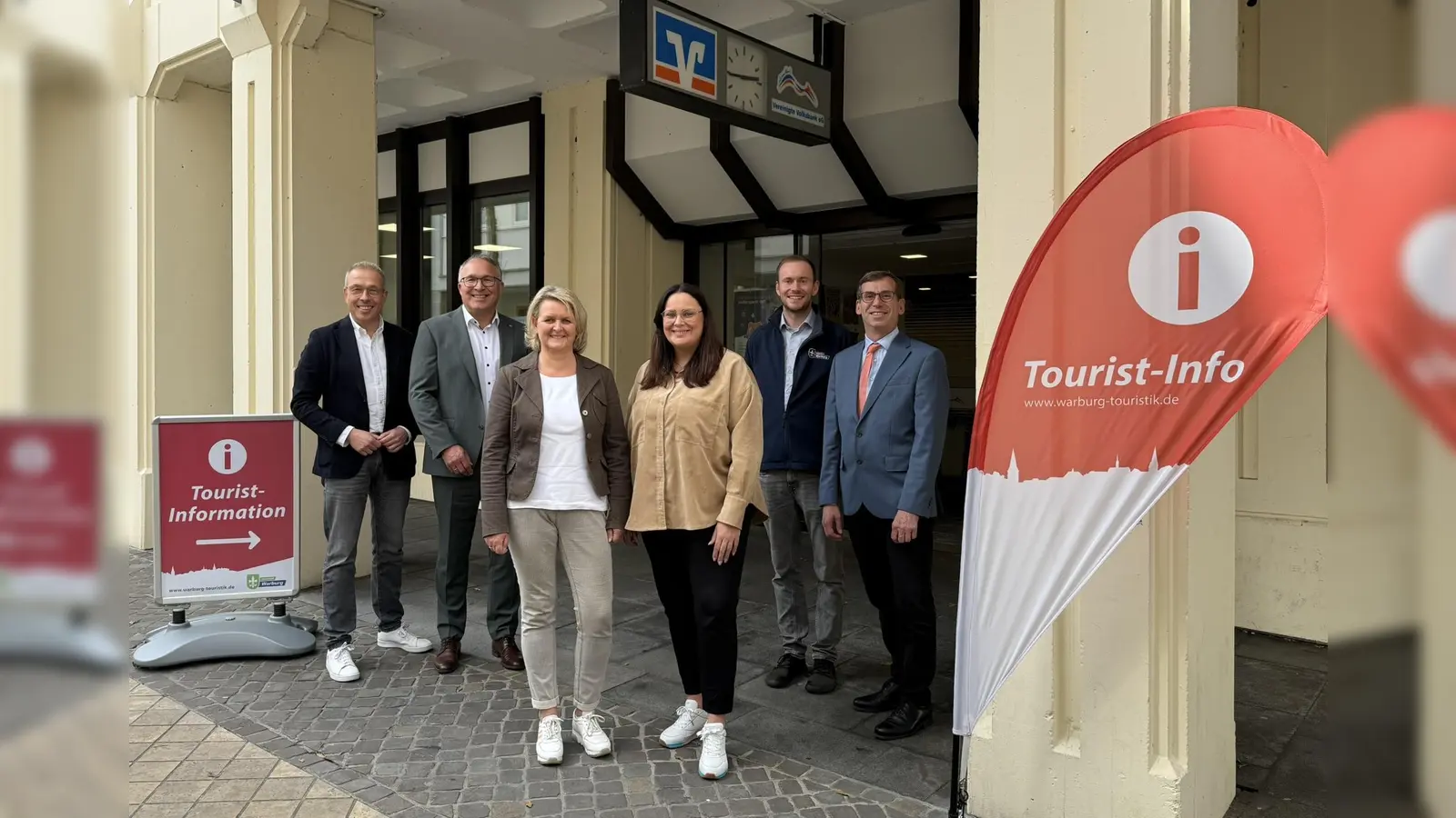 Die Tourist-Info ist nun bei der Volksbank eG. Zu erreichen: v.l. nach rechts: Birger Kriwet Vorstand Vereinigte Volksbank eG, Michael Brenke, Geschäftsstellenleiter Volksbank eG, Raphaela Jacobi und Kathrin Eikenberg, Mitarbeiter der Tourist-Information, Touristker Lucas Lambracht, Bürgermeister Tobias Scherf. (Foto: Stadt Warburg)