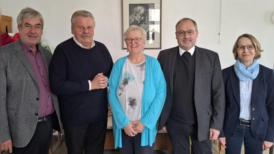 Dankten Irmgard Sadri (Mitte) für ihre langjährige Leitungsfunktion bei der Bücherei St. Michael (v.l.): Bürgermeister Hermann Temme, Pastor i.R. Wilhelm Koch, Msgr. Andreas Kurte und Elisabeth Lappe-Oeynhausen. (Foto: privat)