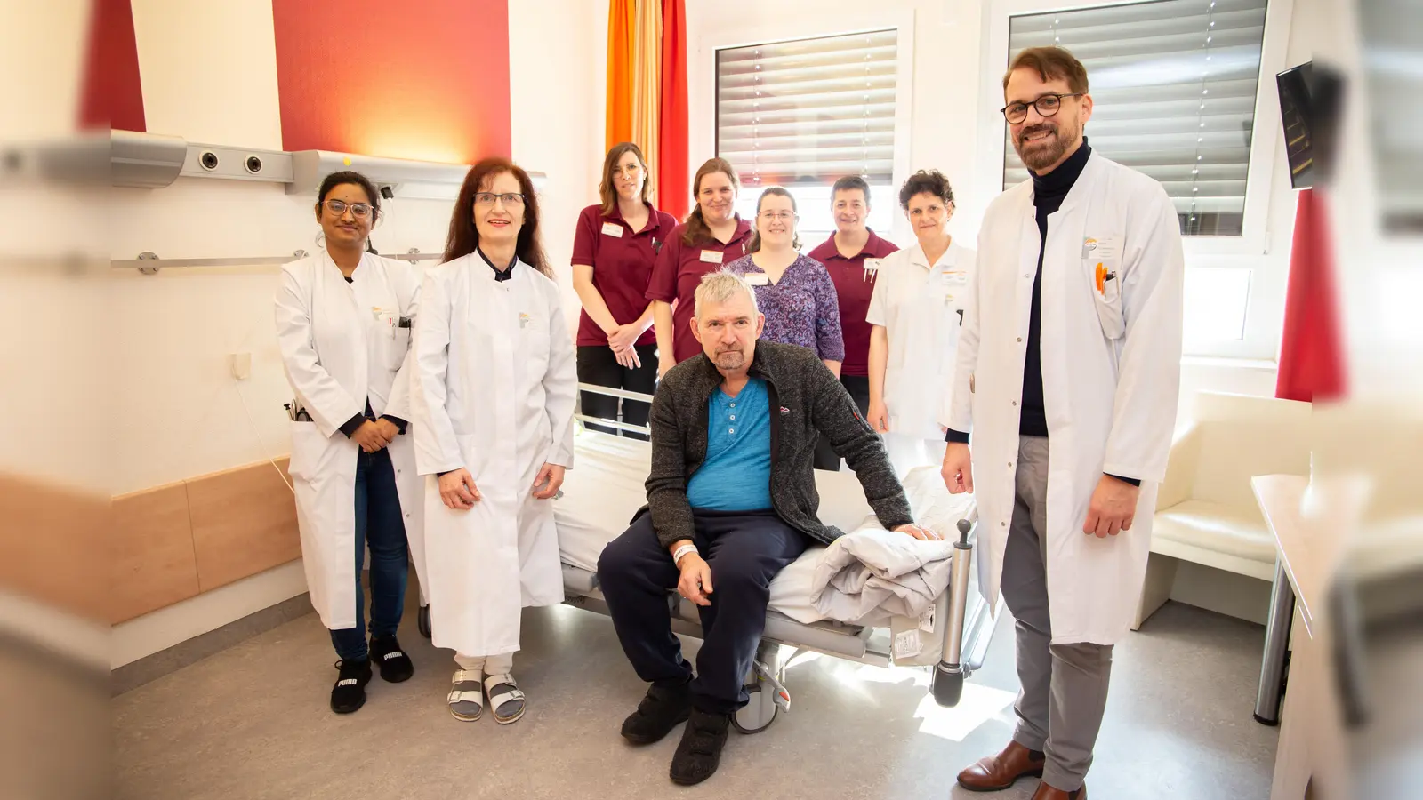 Fred Walorczyk (mitte) hat als einer der ersten Patienten an der neu etablierten Parkinsonkomplextherapie im St. Ansgar Krankenhaus der KHWE teilgenommen. Ein Expertenteam rund um Dr. Annette Cicholas (zweite v.l.) stand ihm dabei zwei Wochen lang zur Seite. (Foto: KHWE)