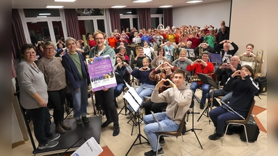 Hiltrud Vornholt (Gospelchor Fürstenau), Nicole Krois (WBO), Ghislaine Seydler (Chorleitung) und Stefan Balke (WBO) mit Orchester und Chor. (Foto: Weserberglandorchester Bödexen)
