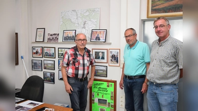 Ortsheimatpfleger Hans Braune (v.l.), Unterstützer Wilhelm Bertels und Ortsausschussvorsitzender Martin Finke suchen jemanden, der zukünftig den Raum des Ortsheimatpfleger im Dorfgemeinschaftshaus Brenkhausen bezieht. (Foto: Foto: Sebastian Vogt/Stadt Höxter)