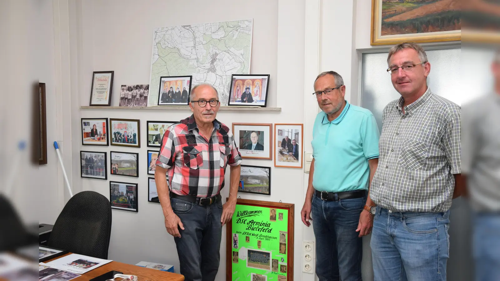 Ortsheimatpfleger Hans Braune (v.l.), Unterstützer Wilhelm Bertels und Ortsausschussvorsitzender Martin Finke suchen jemanden, der zukünftig den Raum des Ortsheimatpfleger im Dorfgemeinschaftshaus Brenkhausen bezieht. (Foto: Foto: Sebastian Vogt/Stadt Höxter)
