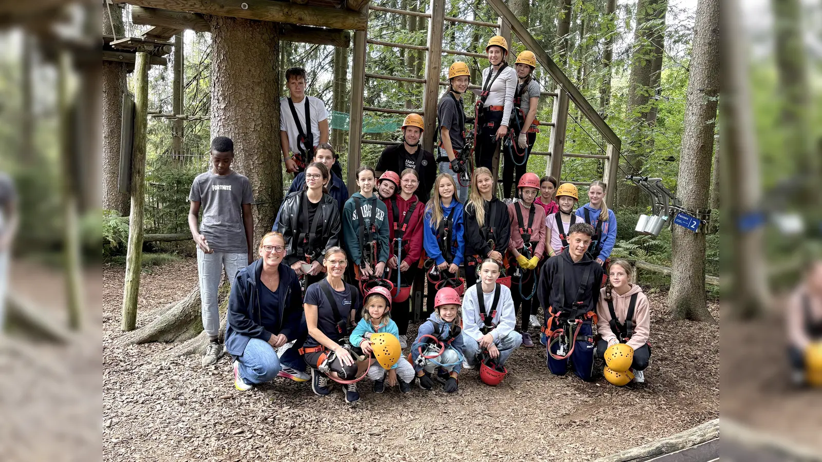 Yvonne Wendt und Jennifer Janele (vorne von links) von der Sportjugend Holzminden freuen sich, dass der von ihnen organisierte Ausflug in den Hochseilgarten „TreeRock“ in Silberborn auf so große Resonanz getroffen ist. (Foto: Kreissportbund Holzminden)