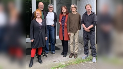 V.l.: Martina Meyer-Heil, Klaus Möllers, Brigitte Baldauf, Sabine Swoboda, Reiner Bauer, Thomas Prautsch und Jürgen Kottsieper (nicht auf dem Foto) zeigen großformatige Malerei in Dringenberg. (Foto: privat)