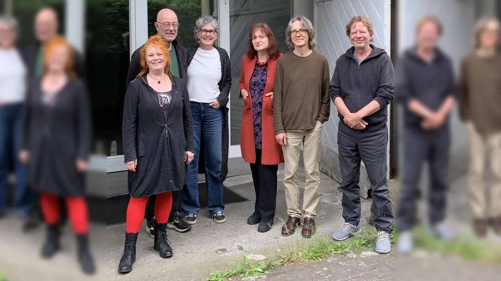 V.l.: Martina Meyer-Heil, Klaus Möllers, Brigitte Baldauf, Sabine Swoboda, Reiner Bauer, Thomas Prautsch und Jürgen Kottsieper (nicht auf dem Foto) zeigen großformatige Malerei in Dringenberg. (Foto: privat)