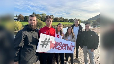 Gemeinsam für #WeserWir: SVH-Vorsitzender Andreas Rüther, Fußballspieler Philipp Hüls, Volleyballspielerin Pia Kleinjohann, Gewinnerin Vanessa Schrader, Markus Finger aus der Arbeitsgruppe Öffentlichkeitsarbeit und Markenmanager Stefan Knipping präsentieren gemeinsam den neuen Leitspruch des SV Höxter. (Foto: SV Höxter)