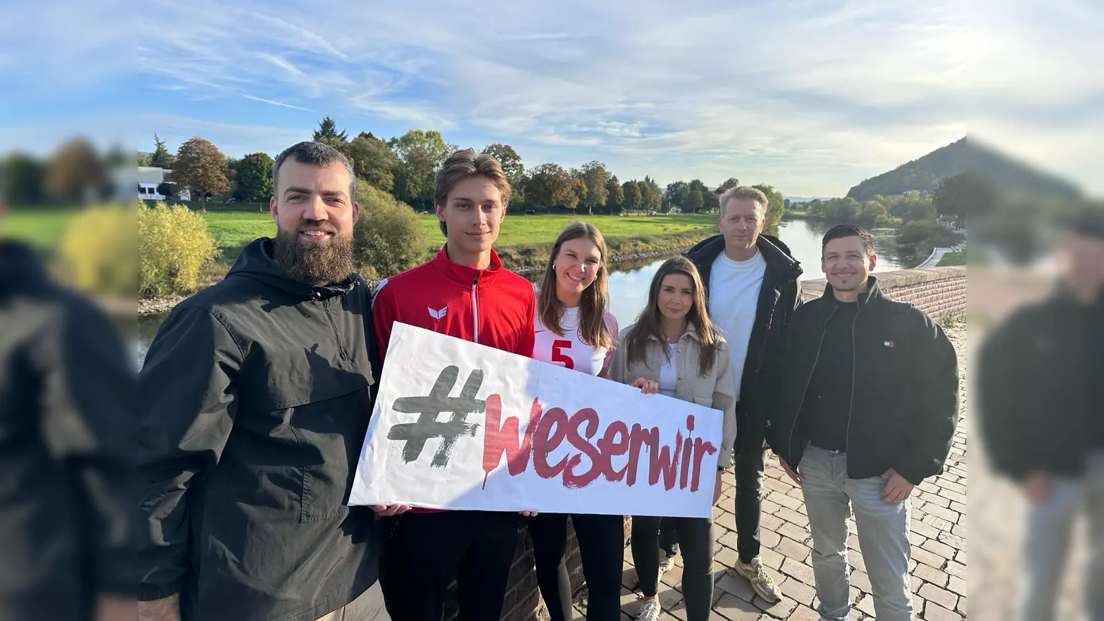 Gemeinsam für #WeserWir: SVH-Vorsitzender Andreas Rüther, Fußballspieler Philipp Hüls, Volleyballspielerin Pia Kleinjohann, Gewinnerin Vanessa Schrader, Markus Finger aus der Arbeitsgruppe Öffentlichkeitsarbeit und Markenmanager Stefan Knipping präsentieren gemeinsam den neuen Leitspruch des SV Höxter. (Foto: SV Höxter)