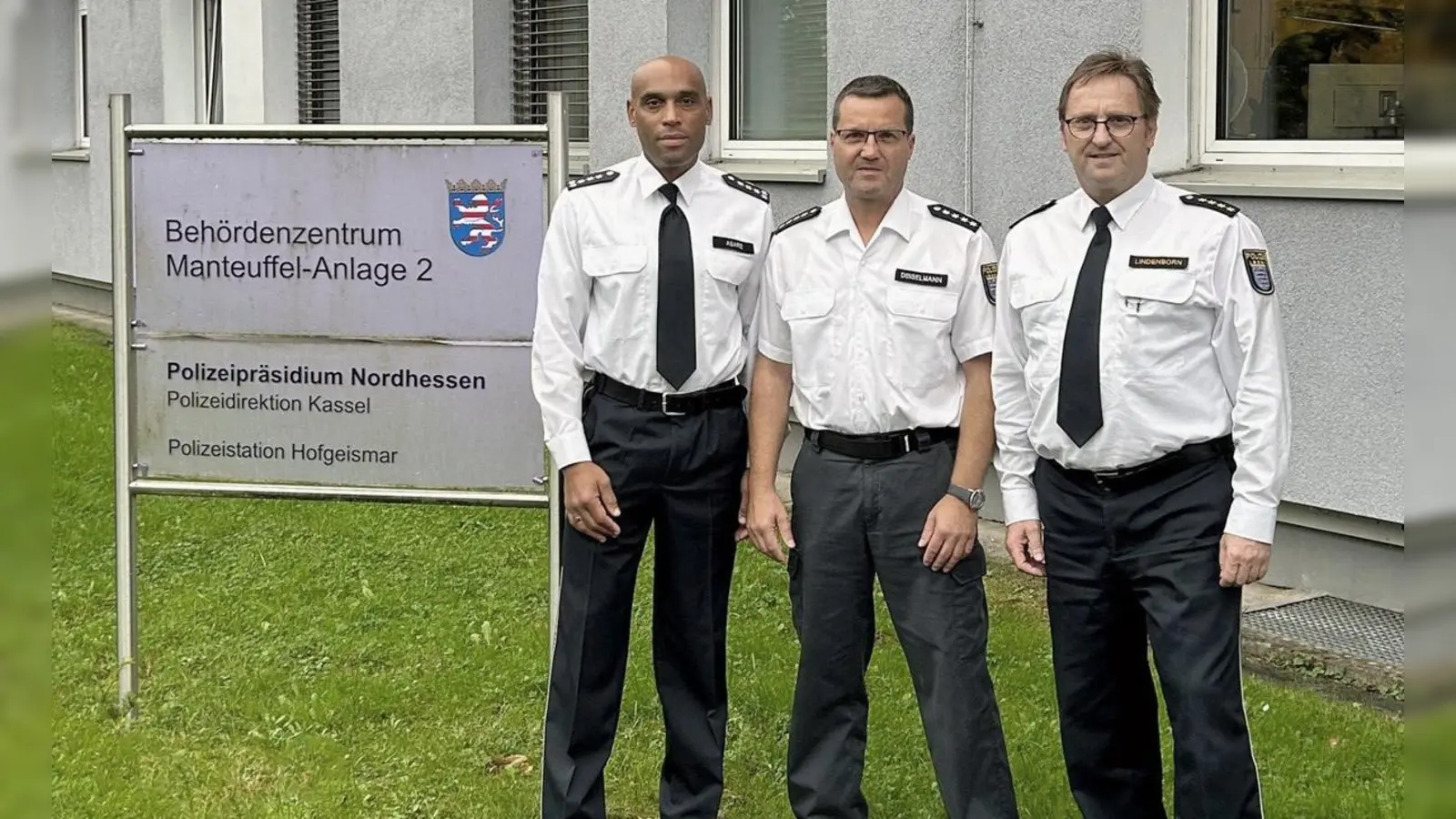 Polizeistation Hofgeismar unter neuer Leitung: EPHK Daniel Asare, PHK Michael Deiselmann und Ltd. PD Bernd Lindenborn bei der Amtseinführung (Foto: Polizeipräsidium Nordhessen)