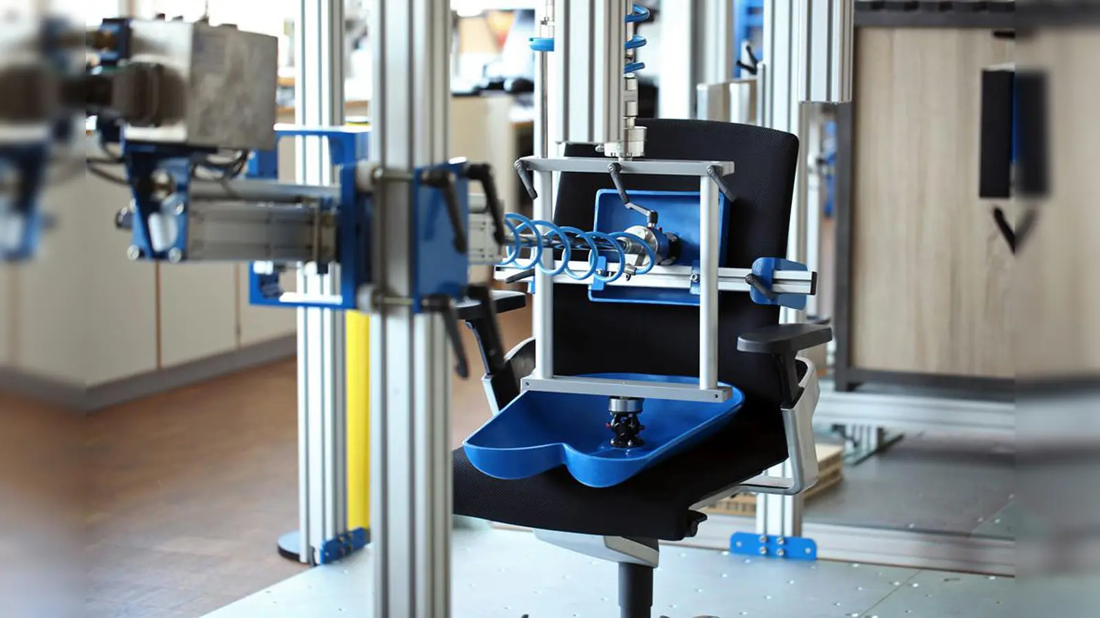 Maschinen simulieren im Prüflabor die zig-tausendfache Nutzung und Belastung von Möbeln.  (Foto: DGM)