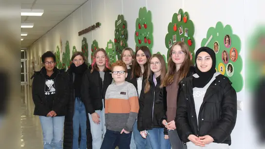 Kristin Wieners (letzte Reihe, 2. V. links) und Liam zeigten ihren Besucherinnen die Laurentius-Schule im Rahmen des Praxistages „Betrieb trifft Schule“.  (Foto: CWW Paderborn)