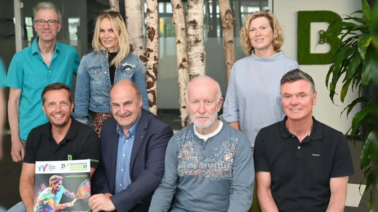 Sehen dem sportlichen Großereignis voller Vorfreude entgegen (vorne v.l.): Bastian Krause (Geschäftsführer Bikeleasing Service), Torsten Bauer (Bürgermeister Uslar), Wilhelm Holz (Organisationsleiter), Andreas Ahlborn (Turnierdirektor /1. Vorsitzender UTC)), (hinten v.l.) Michael Küppers (Organisationsteam), Tatjana Wittenburg-Krause (Organisationsteam) und Ivonne Pfahler (2. Vorsitzende UTC). (Foto: Glenn-Tanko Röber)