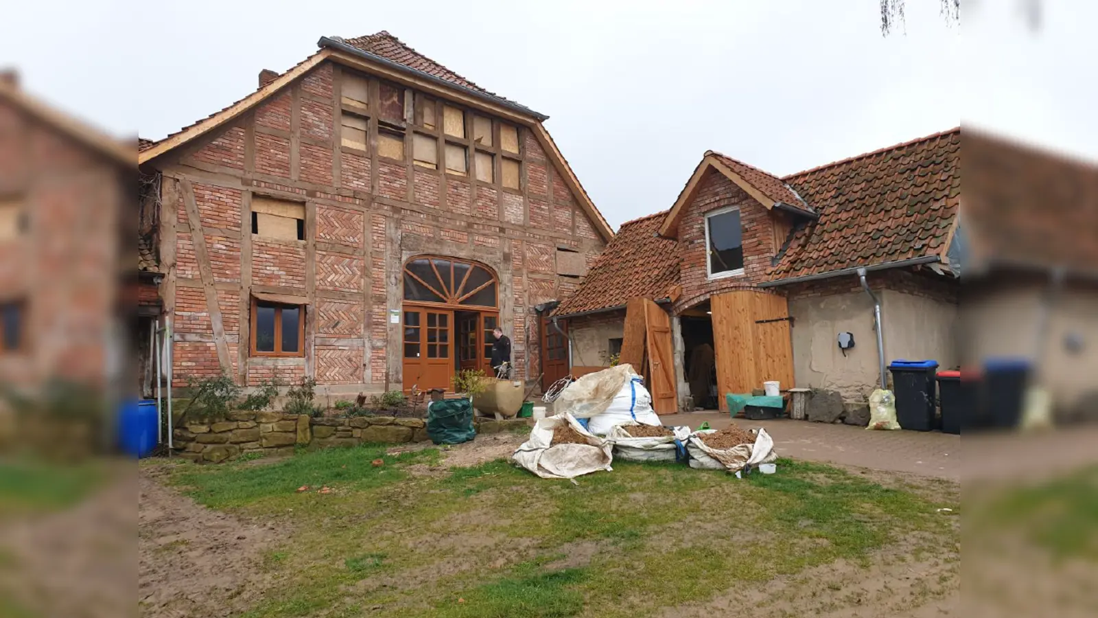 Das Hallenhaus aus dem Jahr 1846 ist inzwischen energieeffizient saniert und wird dafür mit der Grünenhausnummer ausgezeichnet. (Foto: privat)