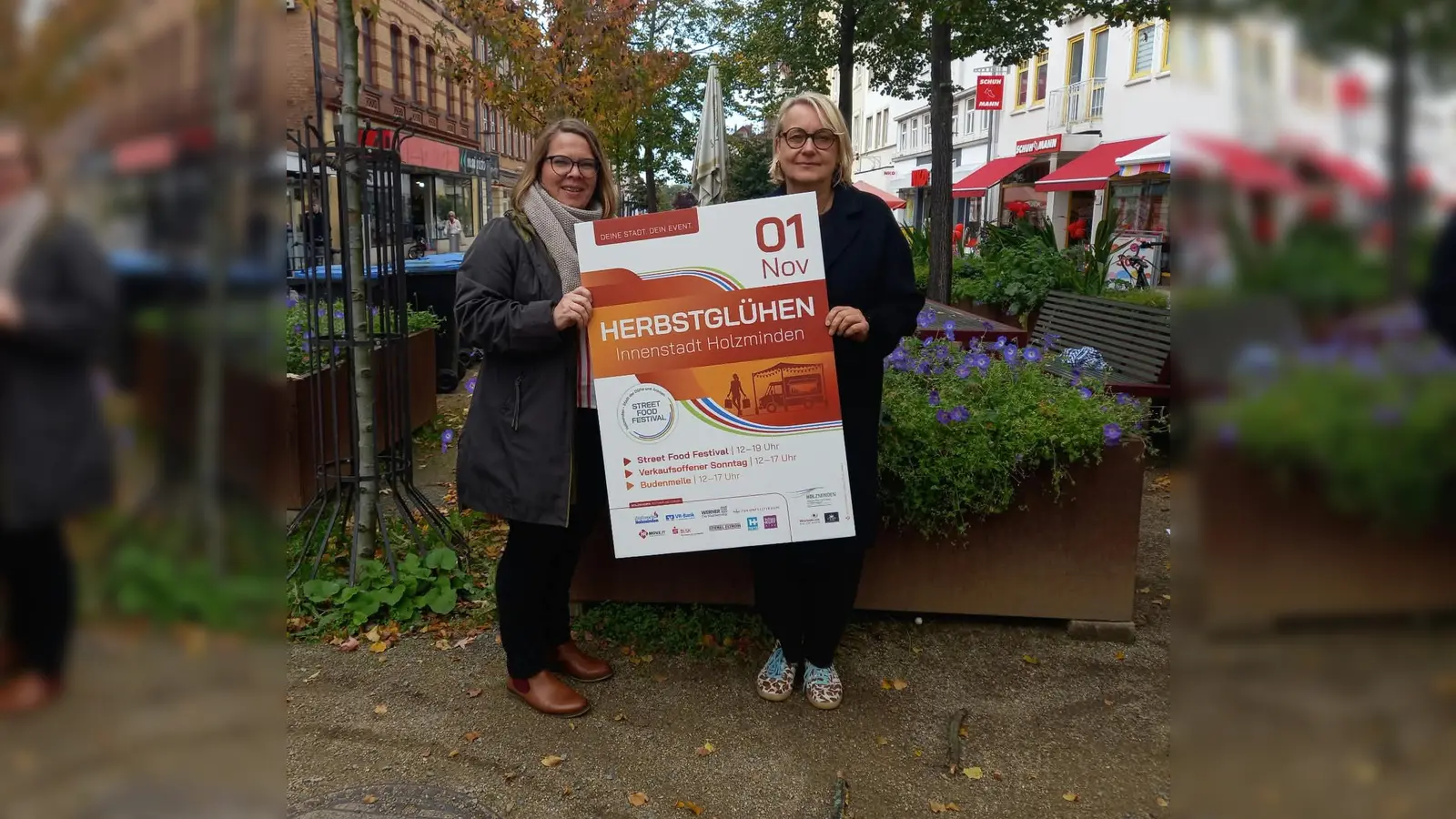 V.l.: Inga Schaper (Stadtmarketing Holzminden GmbH) und Bianca Kleeschulte (1. Vorsitzende Werbekreis Holzminden e.V.). (Foto: Laura Hofeditz)