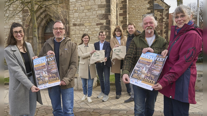 Freuen sich auf eine tolle zweite Auflage des Hansefestes (vorn v.l.): Selina Knipping und Wilm Pollmann (Hanse), Jürgen und Simone Wiedemeier (Likörmanufaktur) sowie (hinten v.l.): Josefin Lehra (Mineralquellen Germete), Bürgermeister Tobias Scherf, Birgit Mikus-Meier (Tourist-Info) und Sören Spönlein (Wirtschaftsförderer Warburg). (Foto: Stefan Bönning)