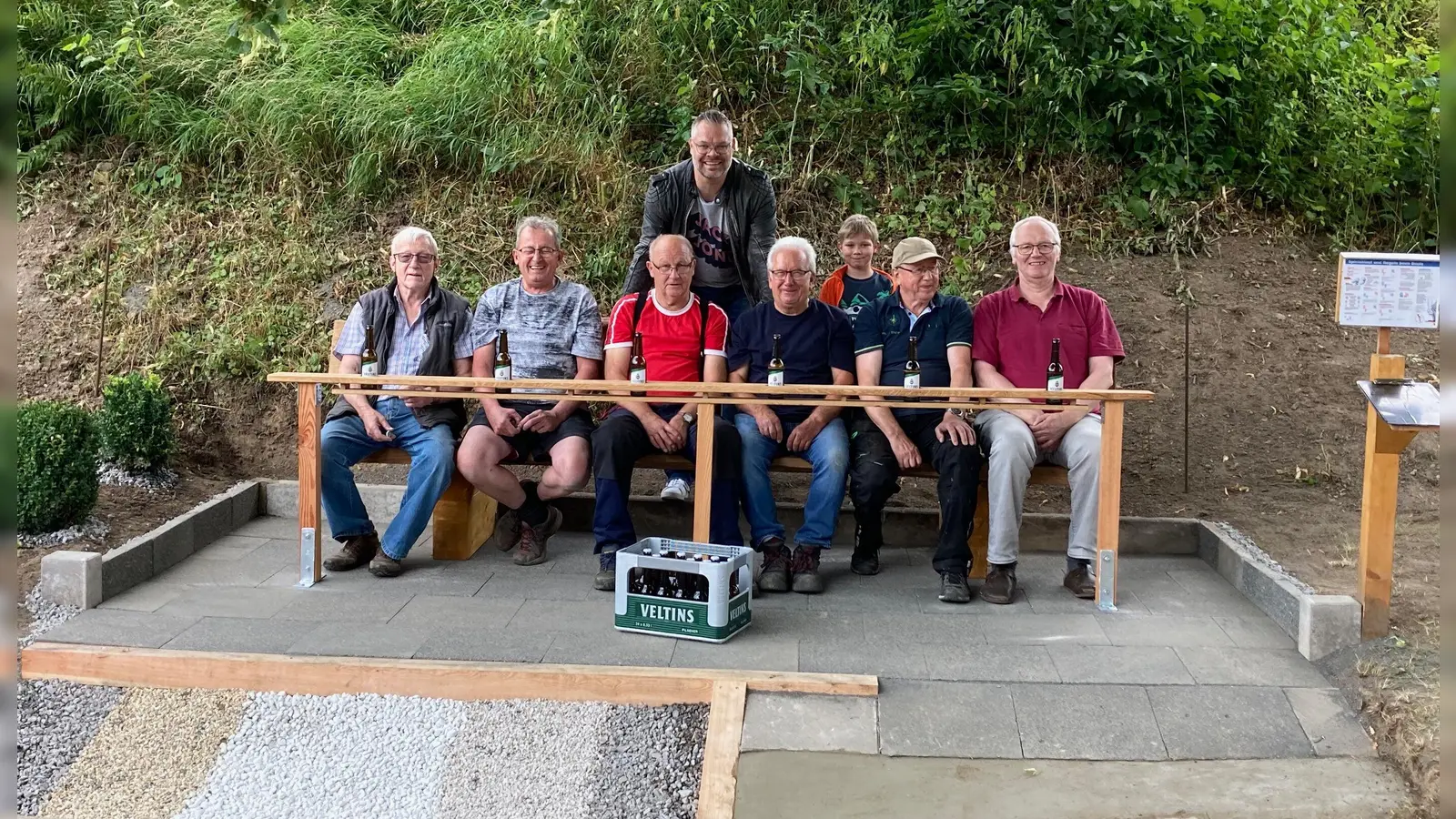 Nach vollendeter Arbeit wurde die neue Bank gleich von der Erbauern getestet: (v.l.)  Peter Siewert, Gerd Oehlert, Josef Ernst, Sebastian Rapp (Bezirksausschussvorsitzender), Werner Kohlandt, Titus, Anton Behler und Werner Bartolles. getestet. (Foto: Foto: Sebastian Rapp)
