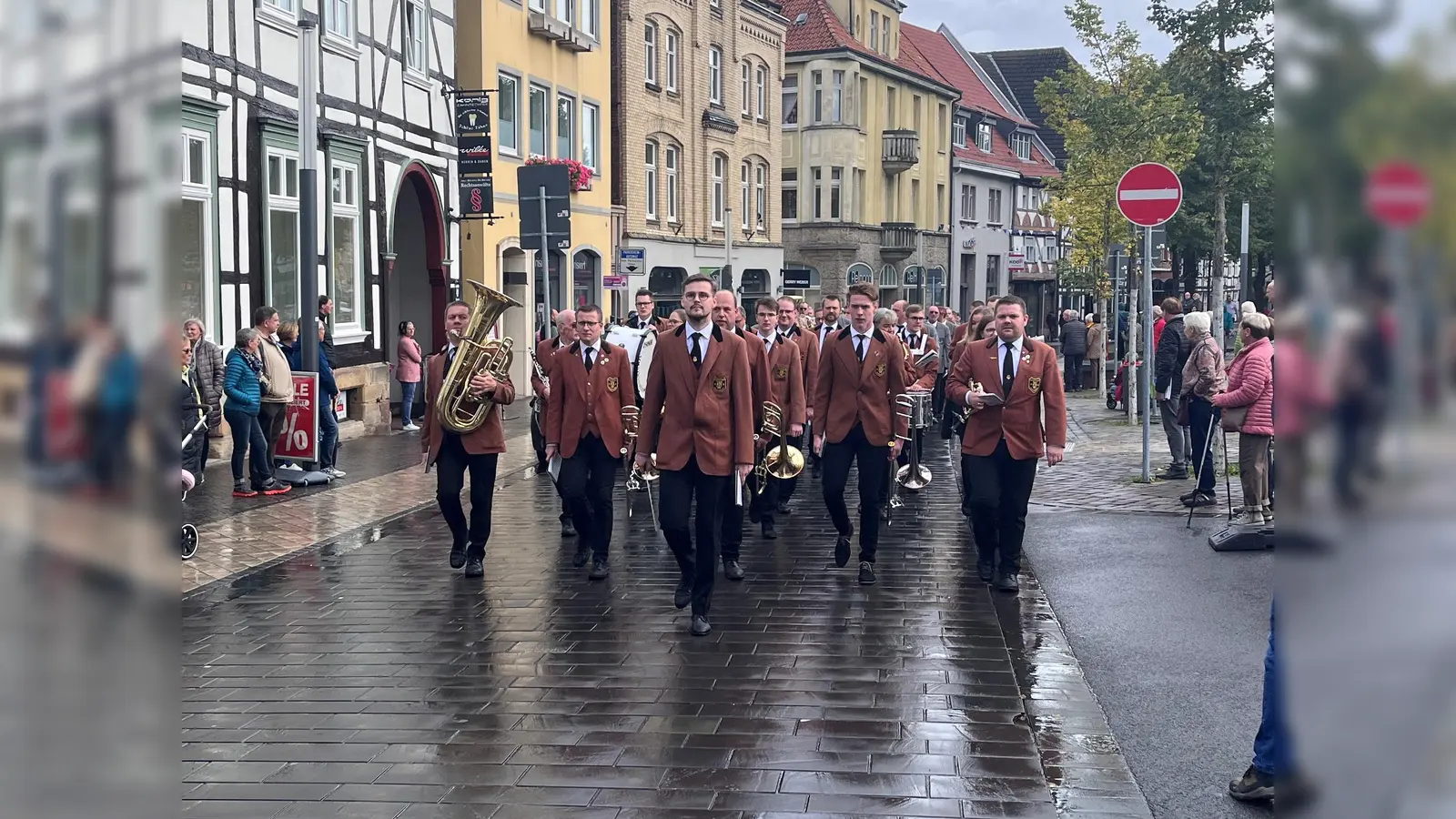 Umzug der Blaskapellen im Rahmen der Warburger Oktoberwoche. (Foto: Julia Sürder)
