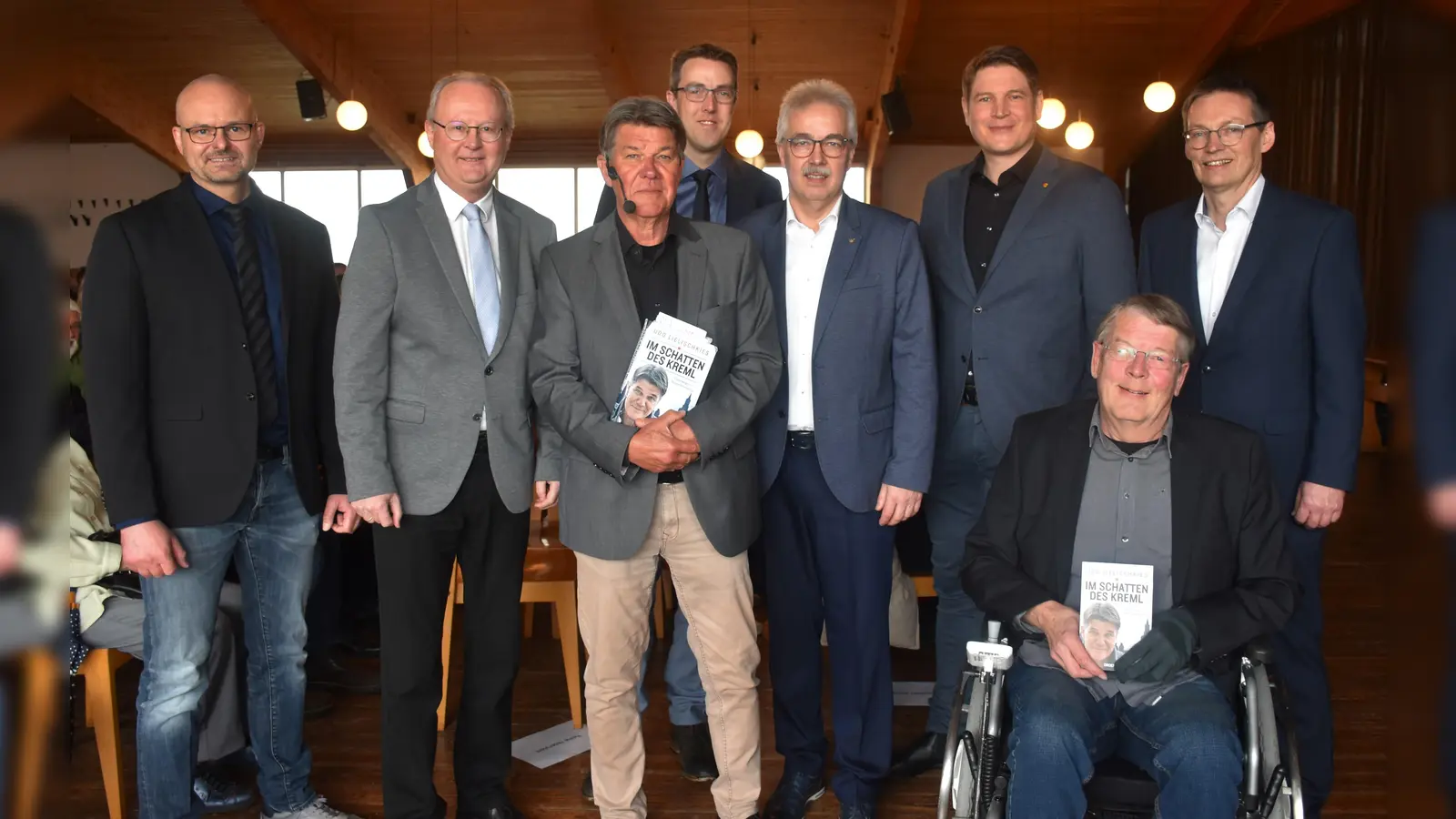 Die Vertreter des Volkshochschul-Zweckverbandes „Diemel-Egge-Weser“ (v. l.) Ulrich Wille, BG Hubertus Grimm (Beverungen), Gastredner Udo Lielischkies, stellv. BG Andreas Niggemeyer (Warburg) , BG Norbert Hofnagel (Willebadessen), BG Nicolas Aisch ( Borgentreich), Dr. Andreas Knoblauch-Flach, und des Sponsors, der Volksbank Höxter, Norbert Meyer. (Foto: Barbara Siebrecht)