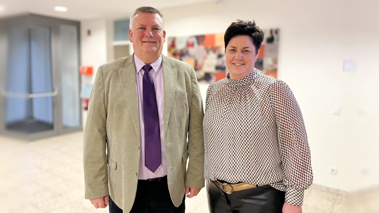KHWE Geschäftsführer Christian Jostes übergibt die Leitung des Bildungszentrums an Stefanie Schoppe. (Foto: KHWE)