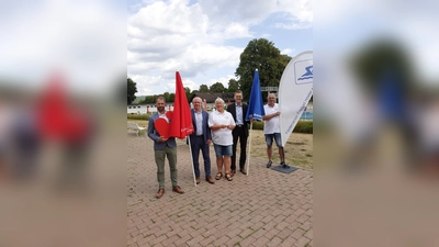 Übergabe der neuen Sonnenschirme. (Foto: privat)