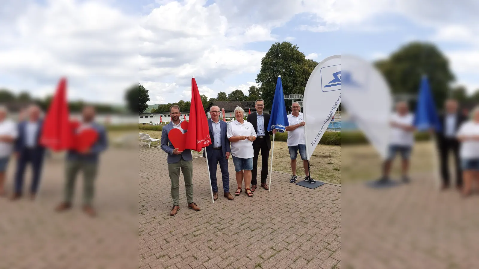 Übergabe der neuen Sonnenschirme. (Foto: privat)