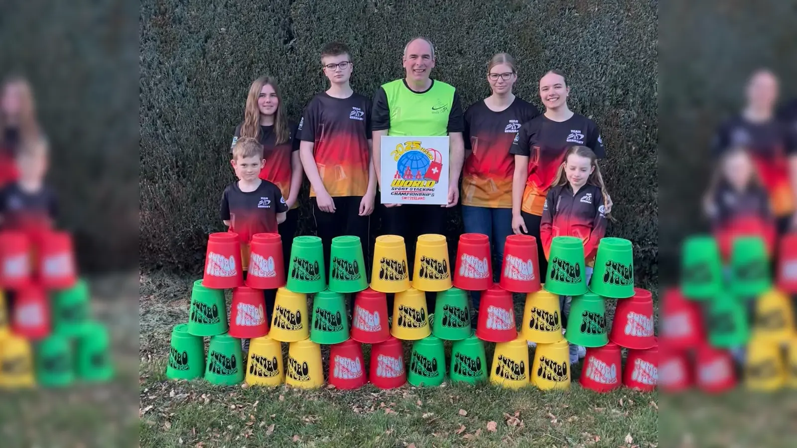 V.l.: Julian Neite (9), Emilya Brenne (12), Joshua Brandt (16), Trainer Jörg Schilcher (57), Yvonne Brandt (40), Kaja Schilcher (18) und Cosima Knop (8). (Foto: privat)