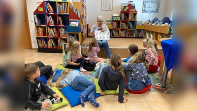 Gespannt verfolgten die kleinen Büchereigäste die von Martina Franke präsentierte Geschichte „Die Stille im Bauch des Wals”. (Foto: Bücherei Beverungen)