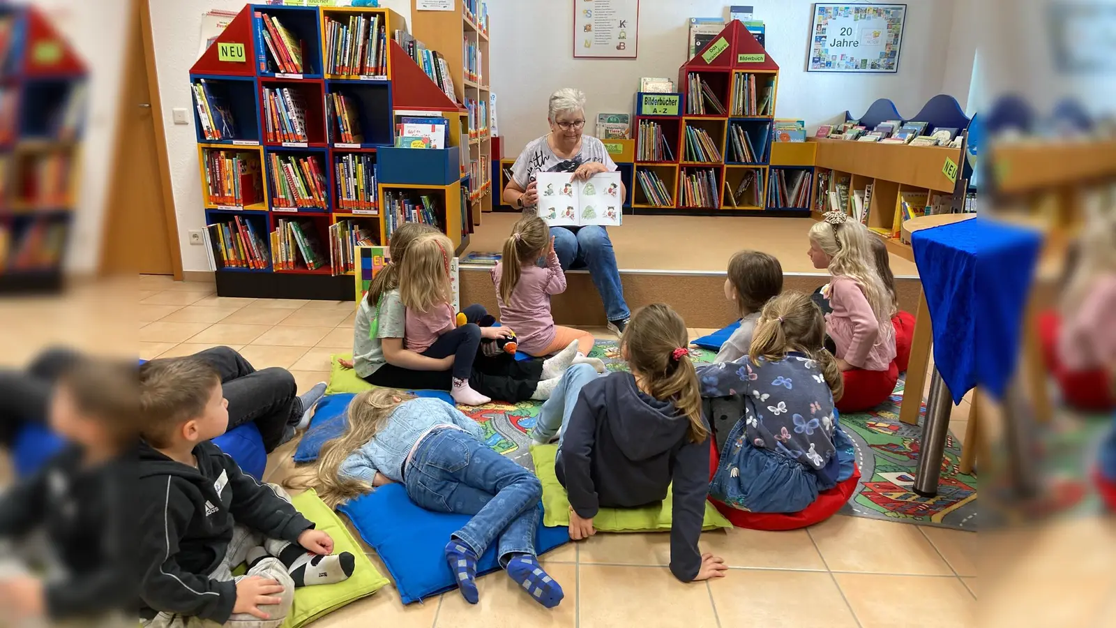 Gespannt verfolgten die kleinen Büchereigäste die von Martina Franke präsentierte Geschichte „Die Stille im Bauch des Wals”. (Foto: Bücherei Beverungen)