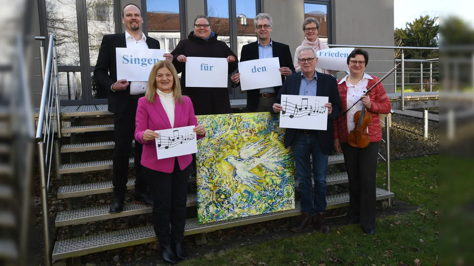 Möchten mit einem Musikvideo eine Friedensbotschaft senden (v. l.): Dominic Gehle (Leiter Abt. Bildung und Integration), Filiz Elüstü (Leiterin Kommunales Integrationszentrum), Tuija Niederheide (Kommunales Integrationszentrum), Stefan Fellmann (Dezernent für Schulen, Ordnung, Soziales und Recht der Stadt Höxter), Kreisdirektor Klaus Schumacher, Brigitte Husemann (Abteilungsleiterin der Abteilung Schulen, Bücherei und Sport der Stadt Höxter) und Klaudia Knapp (Leiterin der Musikschule Stadt Höxter). (Foto: Kreis Höxter)