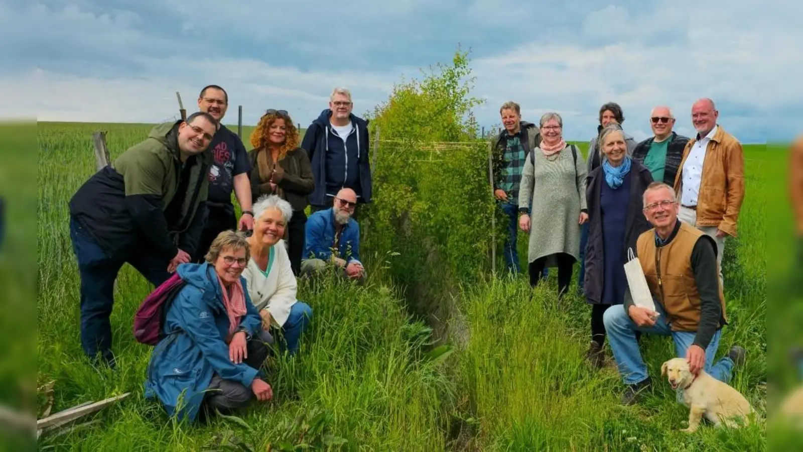 Johann von der Borch (rechts knieend) erklärt mit Leidenschaft das Kunstwerk von Andy Goldsworthy. (Foto: B. Blome)