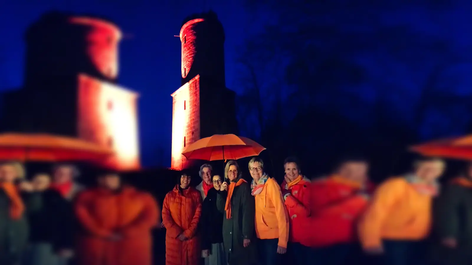 Der Inner Wheel Club Bad Driburg vor dem Kaiser-Karls-Turm (v.l.): Kerstin Todt, Ursula Niewöhner, Manuela Sablotny, Ulrike Steinwart, Petra Spier und Pia Steinmann. (Foto: Doris Dietrich)