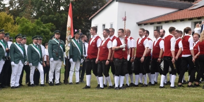 Parademarsch auf dem Schützenplatz (Foto: Barbara Siebrecht)