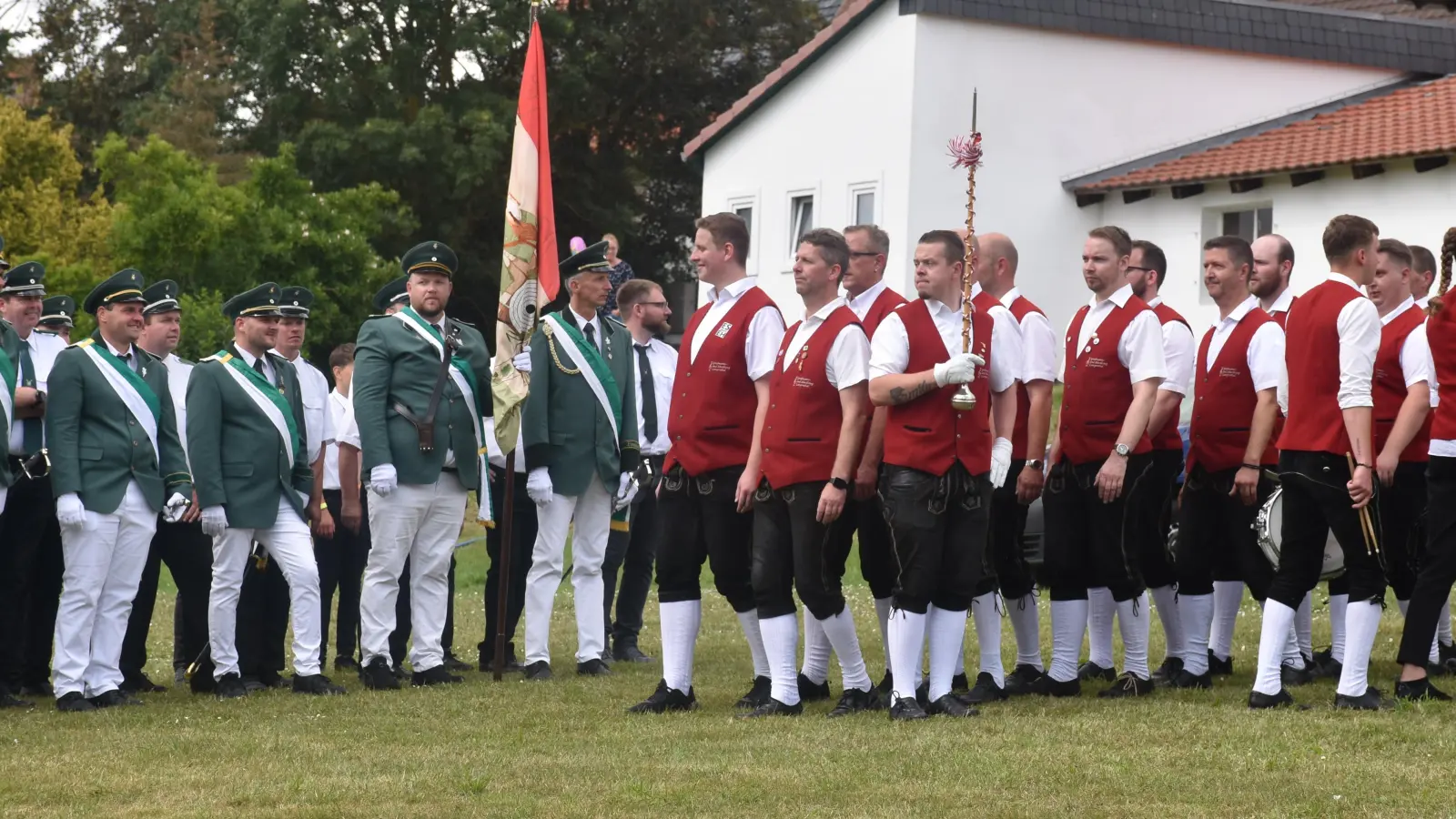 Parademarsch auf dem Schützenplatz (Foto: Barbara Siebrecht)