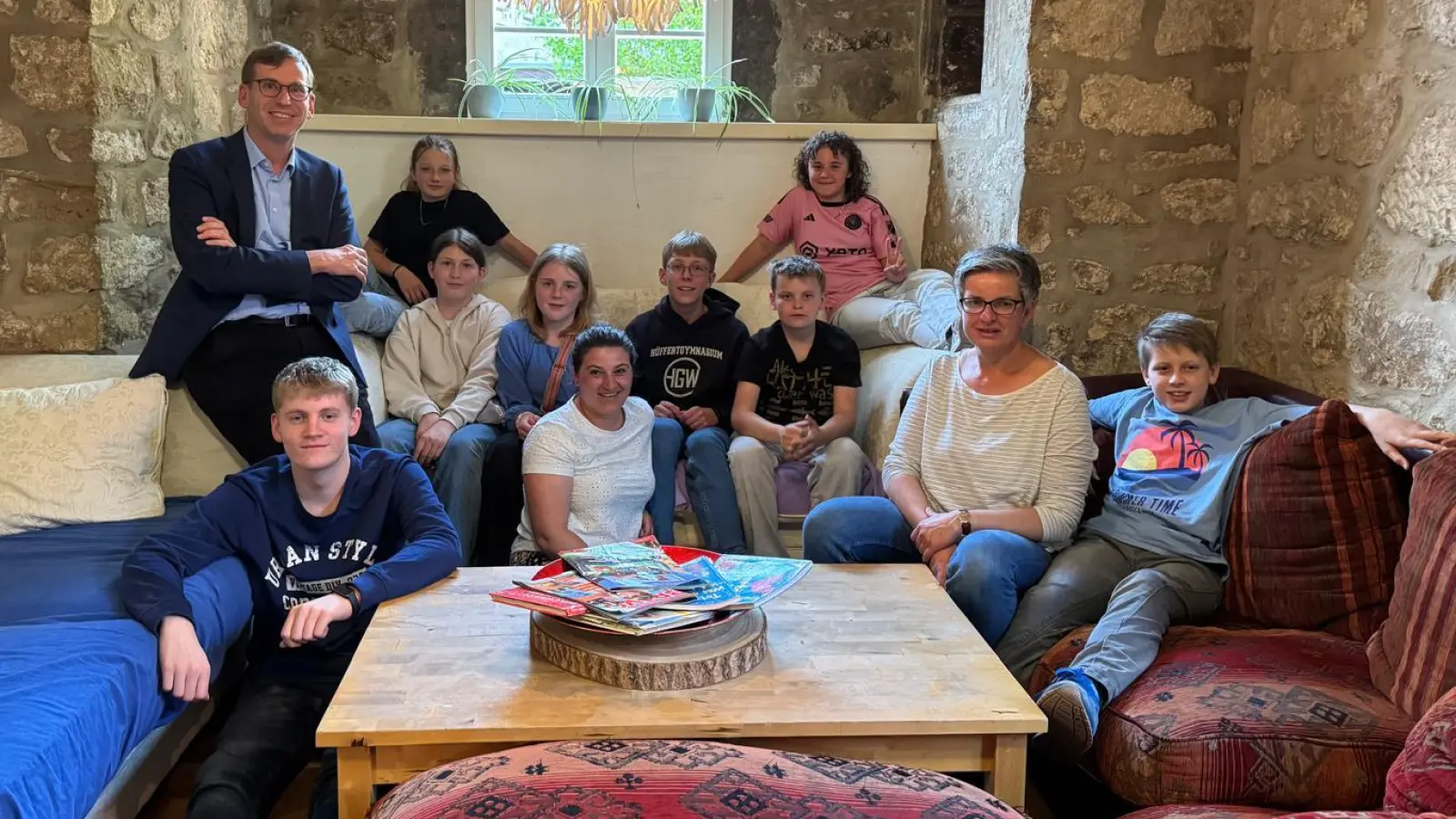 Wie stellen sich die Warburger Jugendlichen eigentlich Beteiligung vor? Beim ersten Treffen des Jugendforums der Partnerschaft für Demokratie (PfD) im Mönchehof Ende April 2025 gingen die Jugendlichen gemeinsam mit Bürgermeister Tobias Scherf (links), Semira Klenk (vorne, Mitte: Koordinations- und Fachstelle „Demokratie leben!“ in Warburg) und Dr. Agnes Kriszan (zweite von rechts: Zukunftszentrum Holzminden-Höxter) dieser Frage kreativ auf den Grund. (Foto: Stadt Warburg)