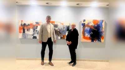 Standortleiter Marko Ellerhoff freut sich gemeinsam mit Martina Weskamp Dittmann über das kunstvolle Foyer, das noch bis Ende Juni bestaunt werden kann. (Foto: KHWE)
