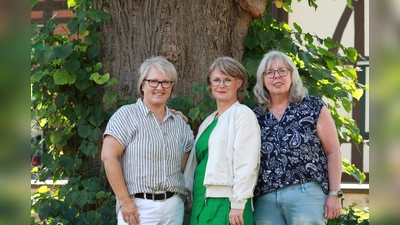 V.l.: Silke Antemann, Alicja Bönning und Silvia Drüke (Koordinatorinnen des ambulanten Hospiz- und Palliativ-Beratungsdienstes im Kreis Höxter) leiten den Kursus im September. (Foto: KHWE)