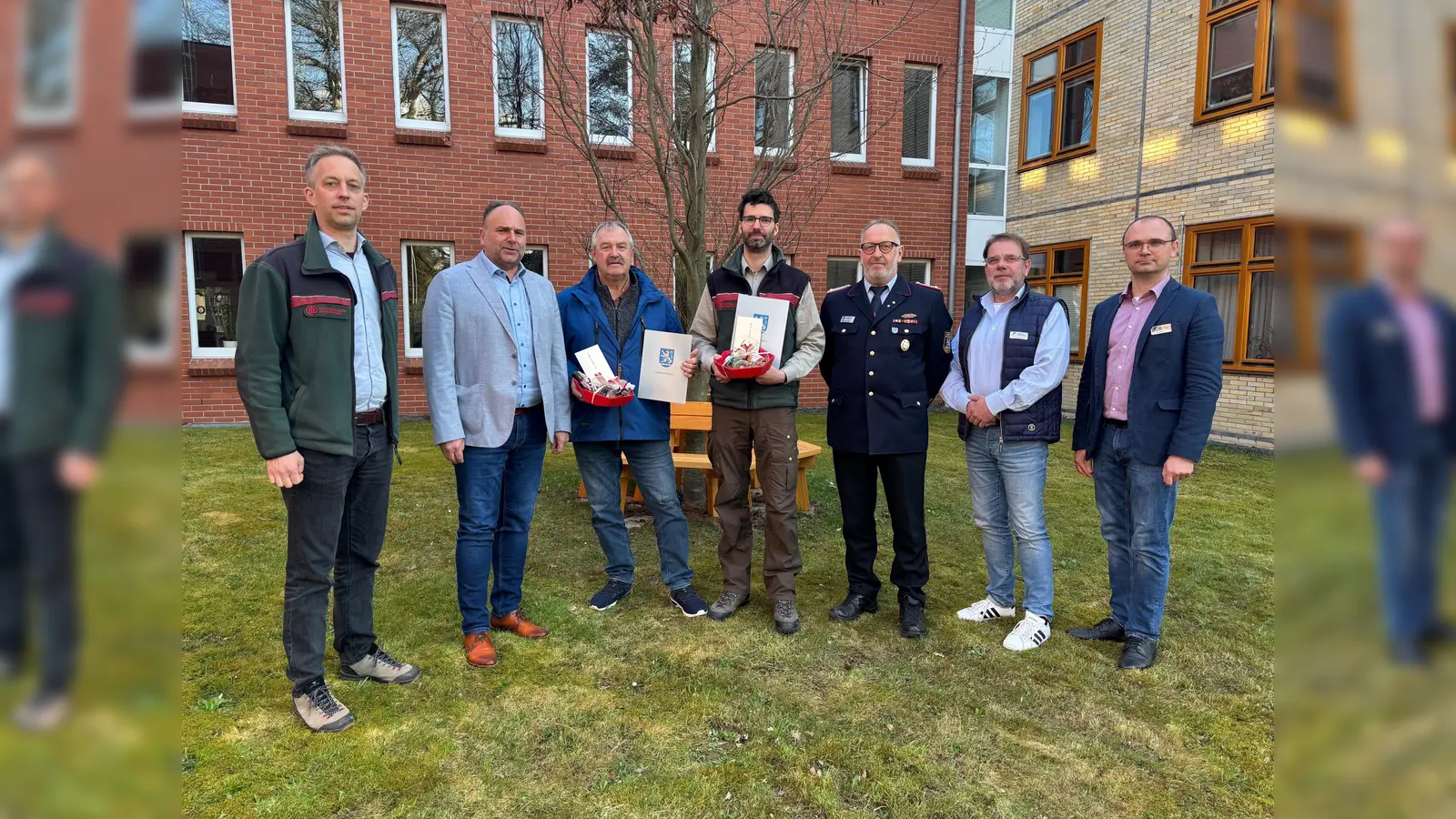 Den alten verabschiedet, den neuen bestellt: Andreas Helms (3.v.l.) gibt den Staffelstab als Kreiswaldbrandbeauftragten an Christian Ridder (4.v.r.) ab. Mit bei der Zeremonie dabei, die Landrat Michael Schünemann (2.v.l.) vornahm: Wolf Ebeling, Leiter des Forstamtes Neuhaus (l.) Kreisbrandmeister Jens Heinemeyer (3.v.r.), Ralph Schwekendiek, Leiter der Unteren Naturschutzbehörde und Heinrich Hafner von der Unteren Waldbehörde. (Foto: Landkreis Holzminden/Peter Drews)