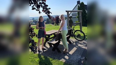 Monika Hetzler (rechts) und Hannelore Schulz-Scheifers vom Initiativteam „Offener Treff Nörde“ haben für die Realisierung des „Schlaun-Blicks“ gesorgt. (Foto: privat)