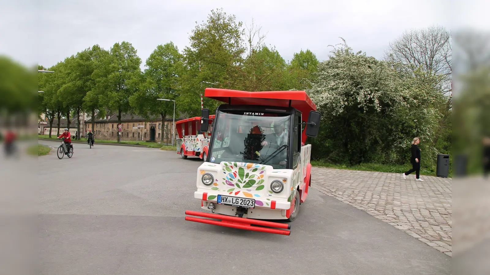 Einheimische und Touristen bummeln gerne mit dem Bähnchen entlang der Weser durch den Huxarium Gartenpark Höxter.  (Foto: Huxarium Gartenpark Höxter)