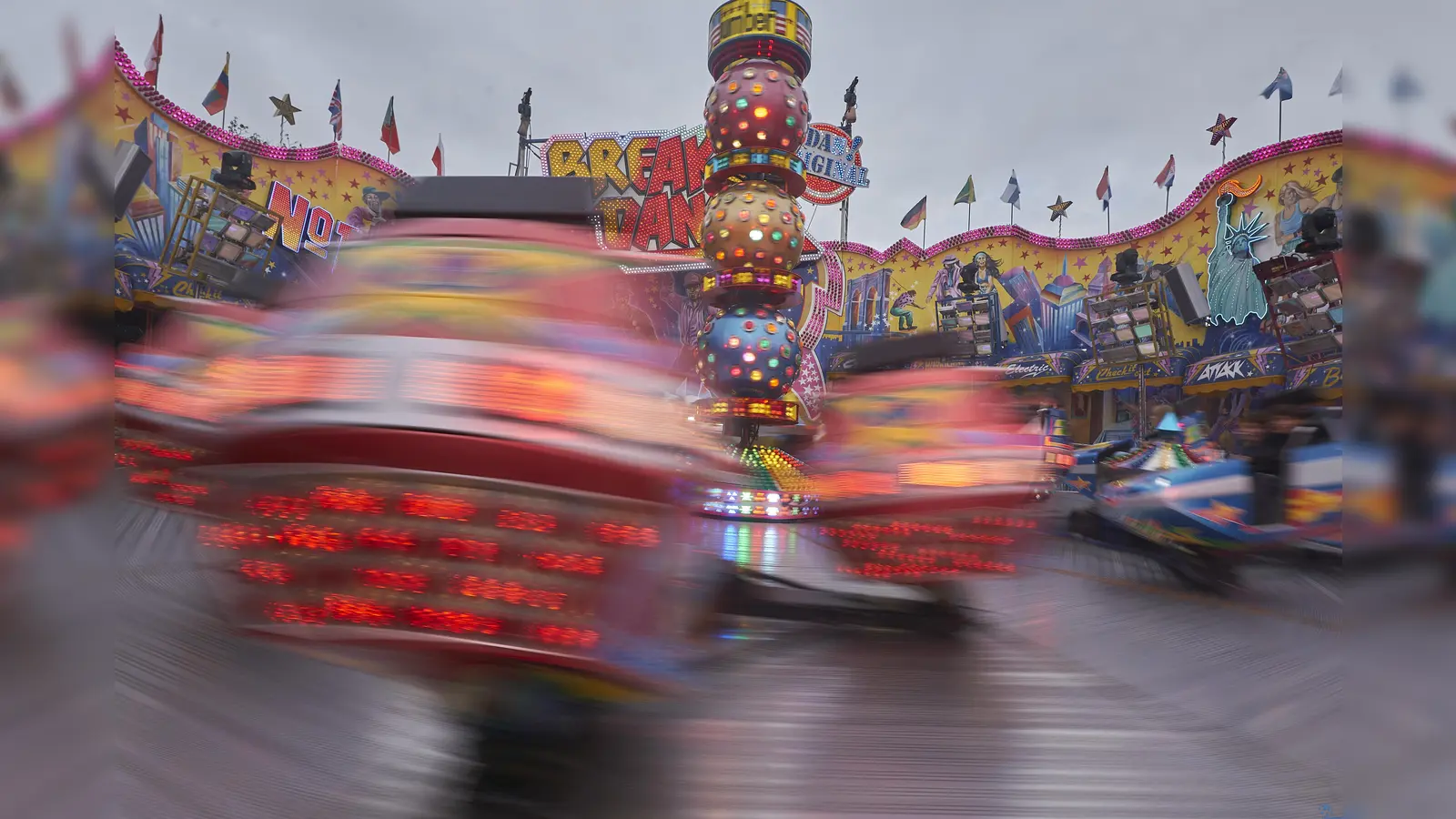 Rasante Fahrgeschäfte, viele Jahrmarkts-Leckereien und ein buntes Festprogramm bilden auch in diesem Jahr wieder Anziehungspunkte zur Oktoberwoche in der Hansestadt. (Foto: Stefan Bönning)
