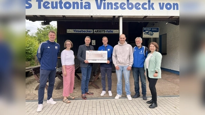 Freuen sich über die Förderung des Vereinssports in der Region v.l.: Sebastian Albien (Schriftführer TuS Vinsebeck), Dorothée Schlüter (Physiotherapeutin Marcus Klinik), Marko Schwartz (Geschäftsführer Gräfliche Kliniken Bad Driburg), Julien Fricke (1. Vorsitzender TuS Vinsebeck), Leon Pott (Kassierer TuS Vinsebeck), Josef Tracht (TuS Vinsebeck verantwortlich für die Sportabzeichen) und Claudia Rosenheinrich (Chief People Officer Gräfliche Kliniken Bad Driburg) bei der Übergabe des 1.000-Euro-Schecks im Rahmen der Aktion „1.000 Euro für Ihren Sportverein – Wir fördern Bewegung und Engagement“ der Gräflichen Kliniken Bad Driburg. (Foto: privat)