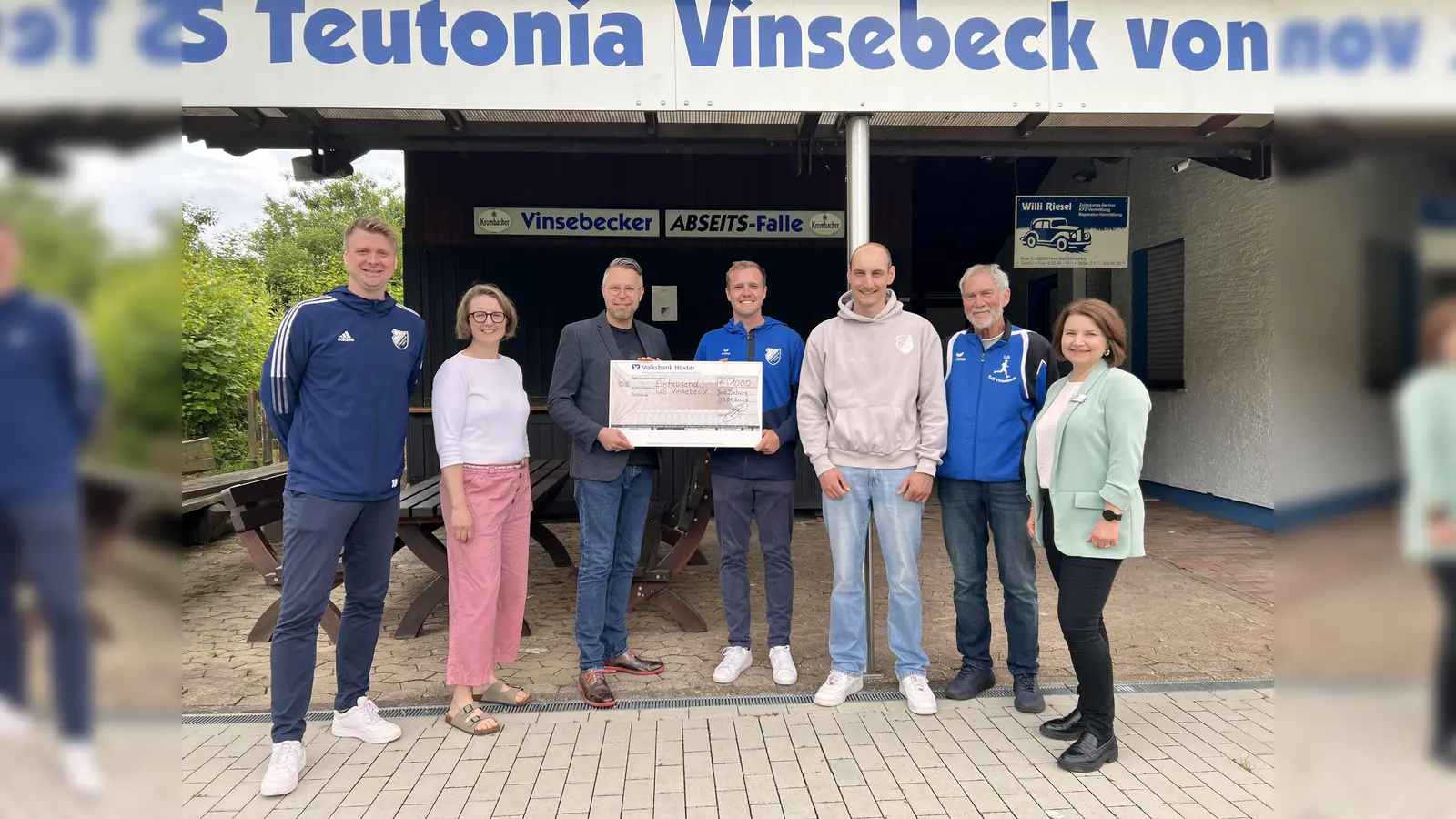 Freuen sich über die Förderung des Vereinssports in der Region v.l.: Sebastian Albien (Schriftführer TuS Vinsebeck), Dorothée Schlüter (Physiotherapeutin Marcus Klinik), Marko Schwartz (Geschäftsführer Gräfliche Kliniken Bad Driburg), Julien Fricke (1. Vorsitzender TuS Vinsebeck), Leon Pott (Kassierer TuS Vinsebeck), Josef Tracht (TuS Vinsebeck verantwortlich für die Sportabzeichen) und Claudia Rosenheinrich (Chief People Officer Gräfliche Kliniken Bad Driburg) bei der Übergabe des 1.000-Euro-Schecks im Rahmen der Aktion „1.000 Euro für Ihren Sportverein – Wir fördern Bewegung und Engagement“ der Gräflichen Kliniken Bad Driburg. (Foto: privat)