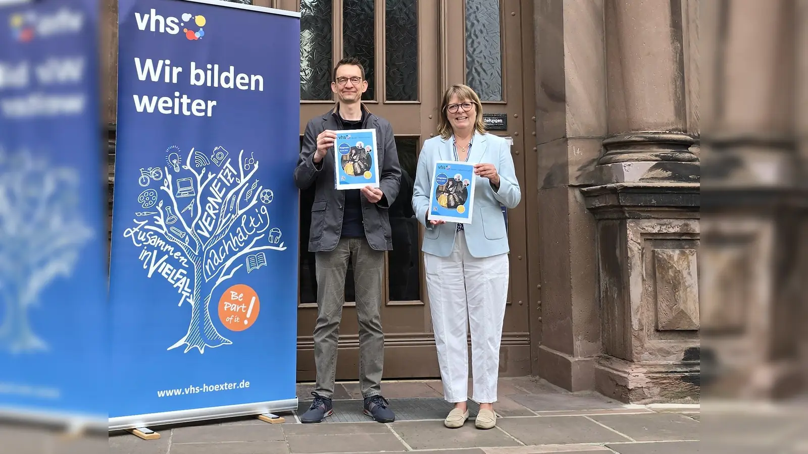 Vorfreude auf das nächste Semester: Das VHS-Leitungsteam Mario Hildebrandt und Dr. Claudia Gehle halten den druckfrischen Entwurf des VHS-Herbstprogramms in den Händen. (Foto: privat)