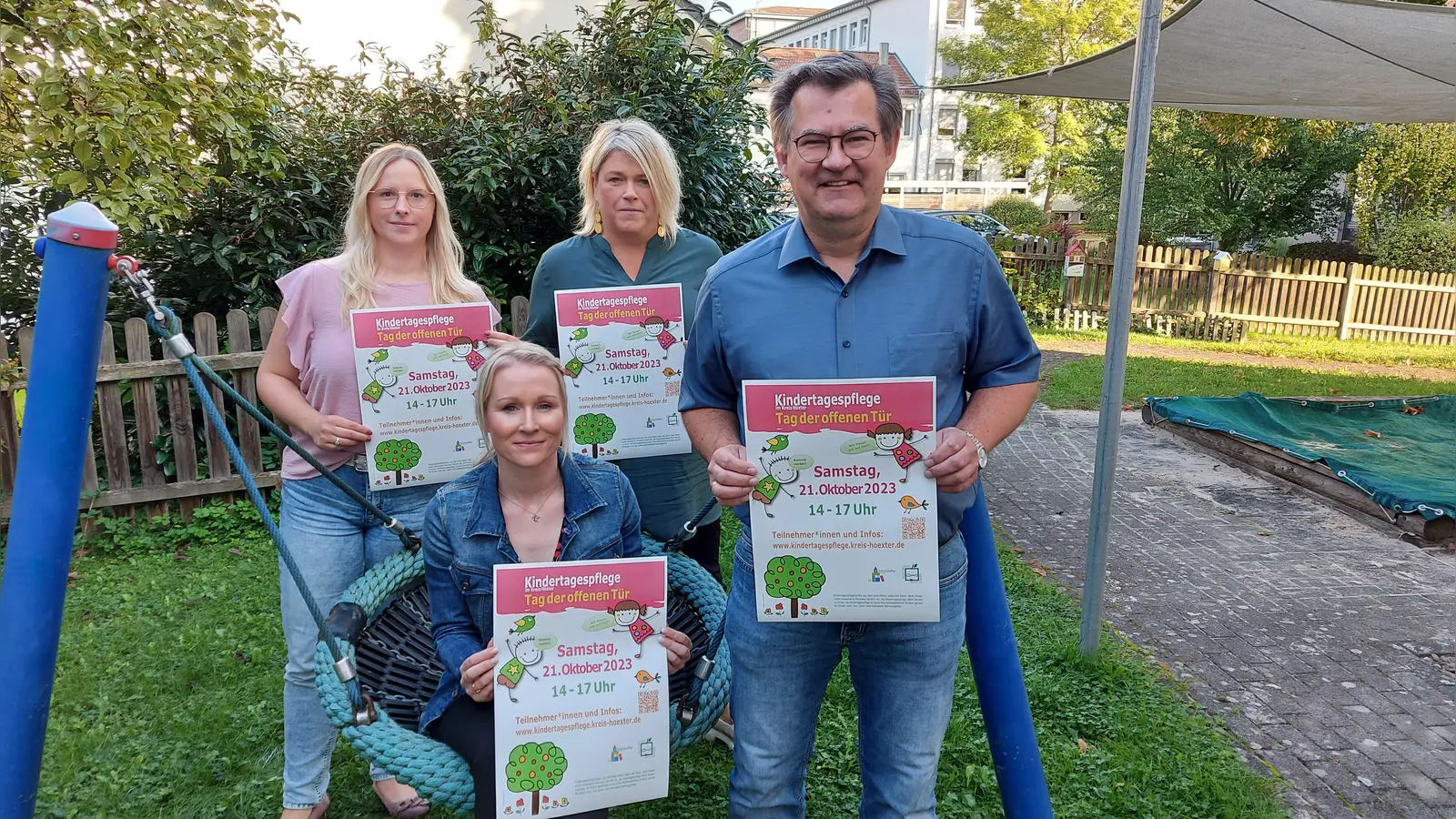 Vorfreude auf den Tag der Kindertagespflege: Die drei pädagogischen Fachberaterinnen beim Kreis Höxter (v.l.) Katharina Sinn, Stephanie Werk-Ferber (vorne), Christina Westermeier sowie Christian Rodemeyer, Leiter der Abteilung Kinder, Jugend und Familie, freuen sich auf den Tag der offenen Tür in der Kindertagespflege. (Foto: Kreis Höxter)