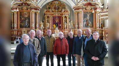 Pfarrdechant Dr. Hans-Bernd Krismanek (rechts) dankt den ehrenamtlichen Vorbetern des Mittagsgebets: Erwin Winkler (von links), Franz Fromme, Johannes Wöstefeld, Conrad Gerdemann, Rudolf Zimmermann, Klaus Ewers, Klaus Missing und Thomas Schöning laden bis Ende Oktober Mittwochs um 12 zur kurzen Auszeit in die Abteikirche ein. (Foto: Kirchengemeinde Corvey)