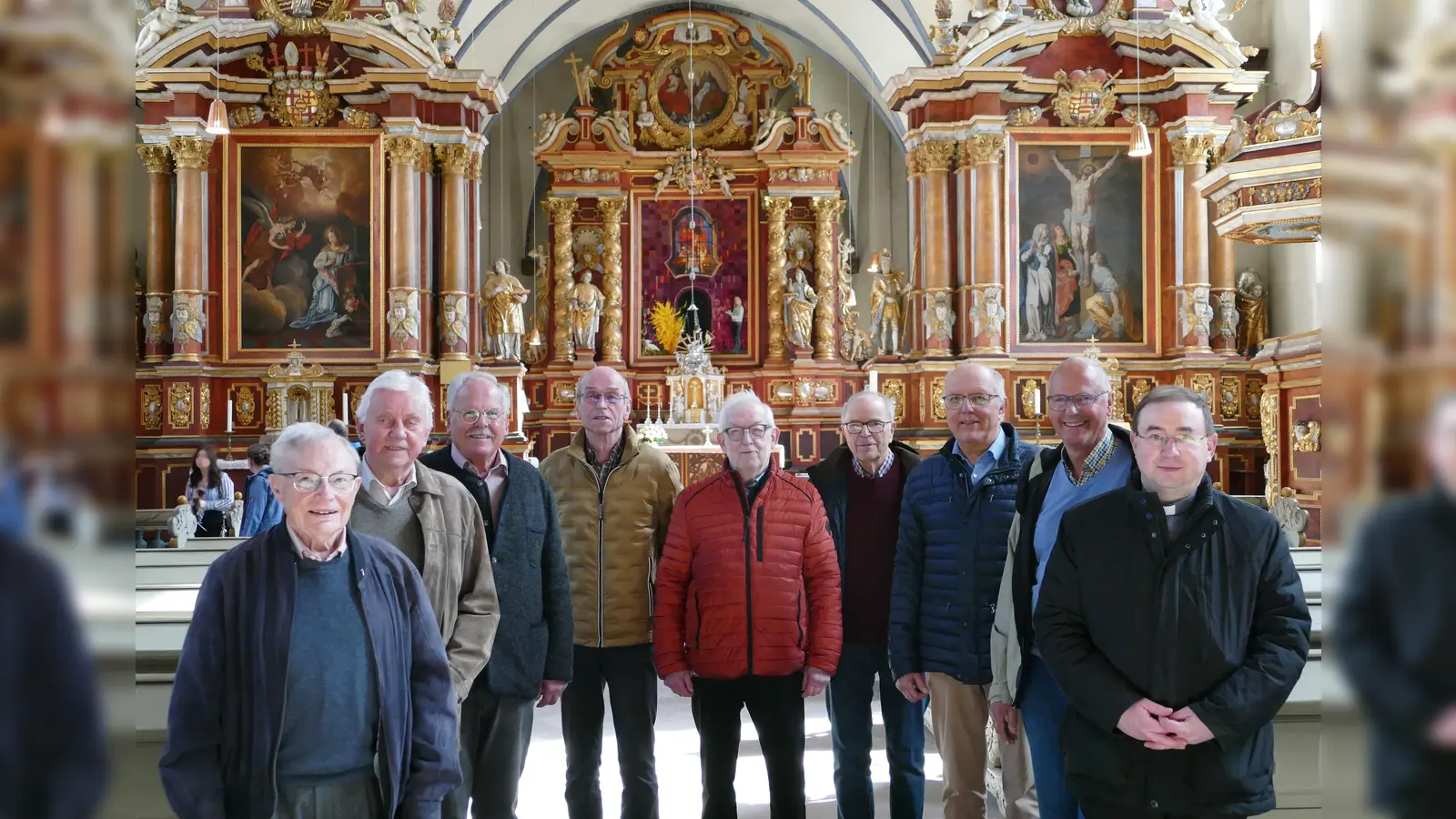 Pfarrdechant Dr. Hans-Bernd Krismanek (rechts) dankt den ehrenamtlichen Vorbetern des Mittagsgebets: Erwin Winkler (von links), Franz Fromme, Johannes Wöstefeld, Conrad Gerdemann, Rudolf Zimmermann, Klaus Ewers, Klaus Missing und Thomas Schöning laden bis Ende Oktober Mittwochs um 12 zur kurzen Auszeit in die Abteikirche ein. (Foto: Kirchengemeinde Corvey)