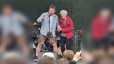 Die älteste Teilnehmerin Hanni Menne, wurde zum Lied Gisela auf die Bühne eingeladen und genoss ihren Auftritt mit Sänger Tobi.  (Foto: Barbara Siebrecht)