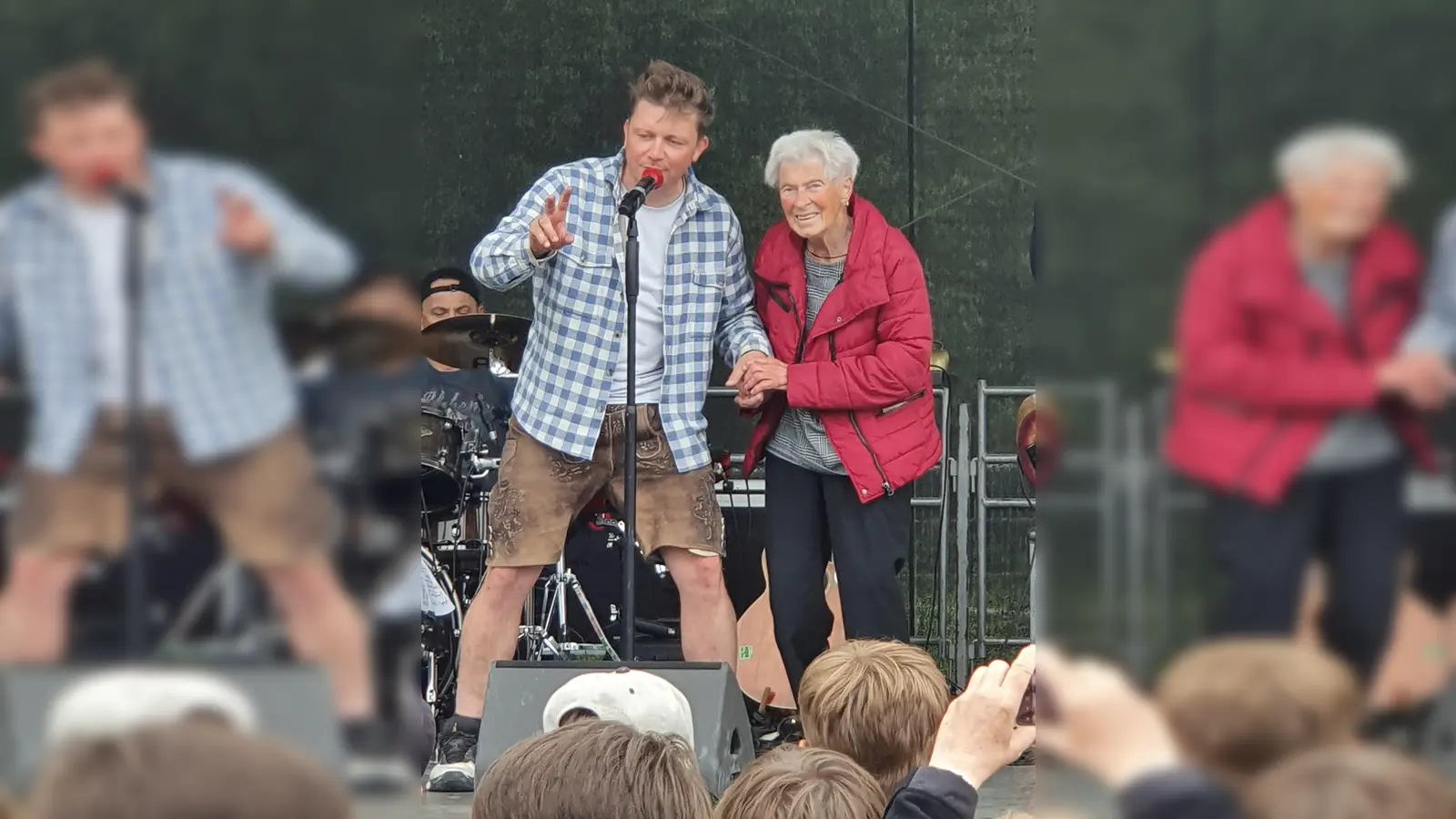 Die älteste Teilnehmerin Hanni Menne, wurde zum Lied Gisela auf die Bühne eingeladen und genoss ihren Auftritt mit Sänger Tobi.  (Foto: Barbara Siebrecht)